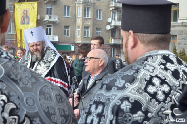 У Луцьку поклали квіти до пам’ятника Шевченку. ФОТО