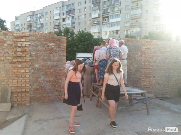 Кожен хотів побачити дійство зблизька, кому місця не вистачило, шукали його деінде.