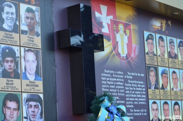 У Луцьку відкрили оновлений фотостенд пам'яті загиблих волинян. ФОТО