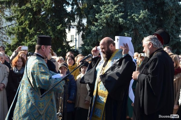 У Луцьку відкрили оновлений фотостенд пам'яті загиблих волинян. ФОТО