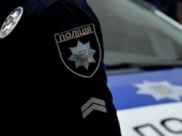 У Києві поліція розшукує чоловіка, який напав на дітей. Одного хлопчика він ударив ножем