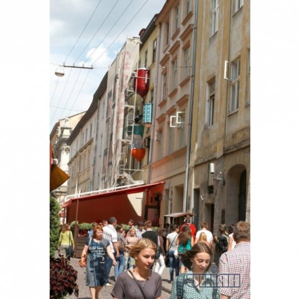 Львів'яни креативно прикрасили свій будинок. ФОТО