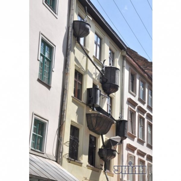 Львів'яни креативно прикрасили свій будинок. ФОТО