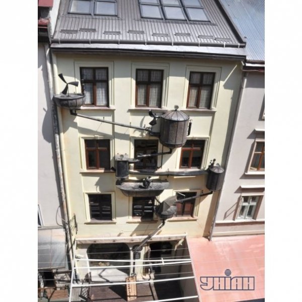 Львів'яни креативно прикрасили свій будинок. ФОТО