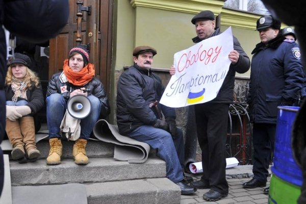 «Сидячий» пікет під прокуратурою Волині. ФОТО
