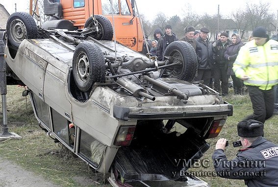 Авто, яке затонуло поблизу Луцька, витягнули: виявили трьох загиблих. ФОТО. ОНОВЛЕНО