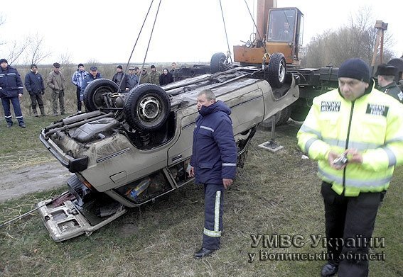 Авто, яке затонуло поблизу Луцька, витягнули: виявили трьох загиблих. ФОТО. ОНОВЛЕНО