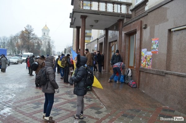 У Луцьку дві сотні людей готуються їхати на Київ. ФОТО