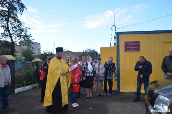 У Луцьку освятили автомобіль в зону АТО. ФОТО