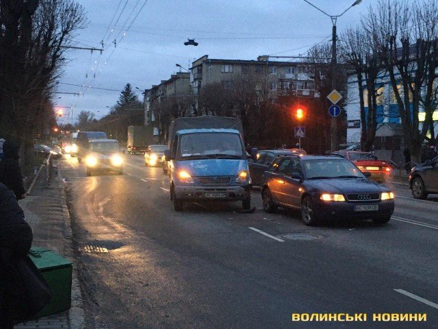 У Луцьку через аварію біля №5 школи – затор. ФОТО