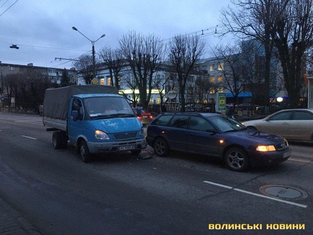 У Луцьку через аварію біля №5 школи – затор. ФОТО