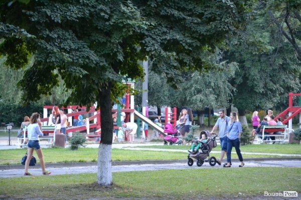Батьки разом із дітьми виходять на майданчики, щоб відпочити після денної спеки