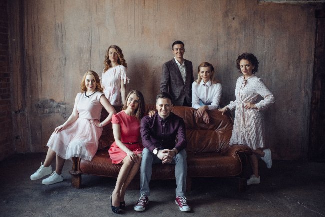 Луцькі телеведучі знялись у фотосесії в стилі «Friends». ФОТО