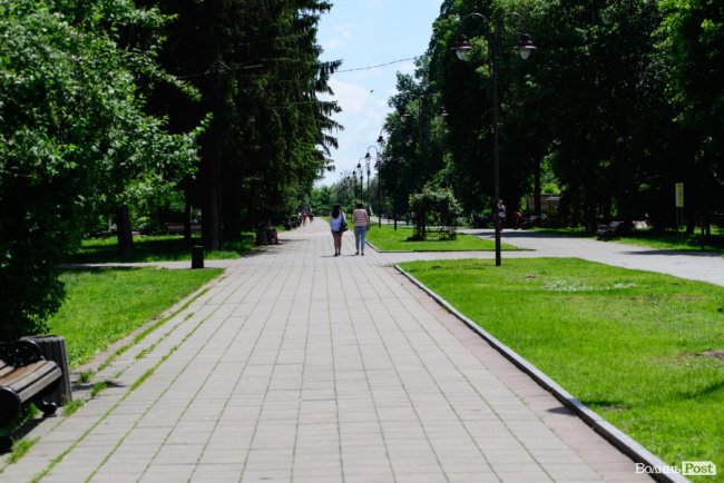 Літній день у центральному парку Луцька. ФОТОРЕПОРТАЖ