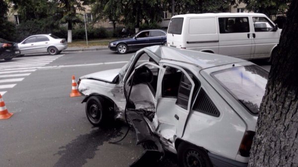 У Луцьку «Рено» зім’яв «Опель», а його водійку відправили на лікарняне ліжко. ФОТО
