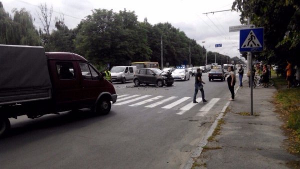 У Луцьку «Рено» зім’яв «Опель», а його водійку відправили на лікарняне ліжко. ФОТО