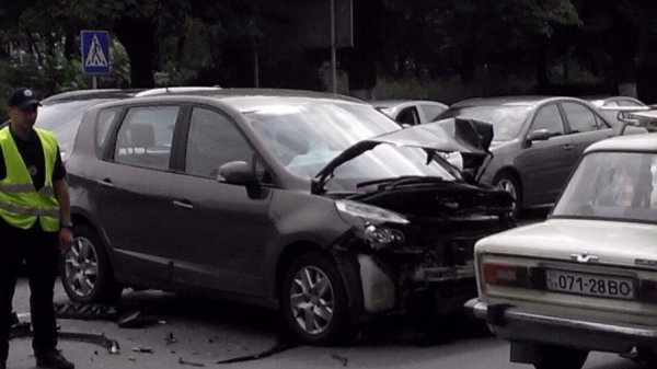 У Луцьку «Рено» зім’яв «Опель», а його водійку відправили на лікарняне ліжко. ФОТО