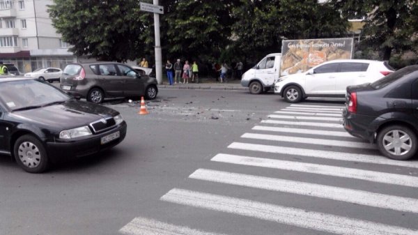 У Луцьку «Рено» зім’яв «Опель», а його водійку відправили на лікарняне ліжко. ФОТО