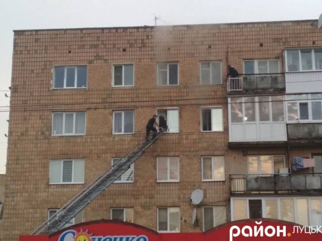 У луцькій багатоповерхівці спалахнула пожежа. ФОТО