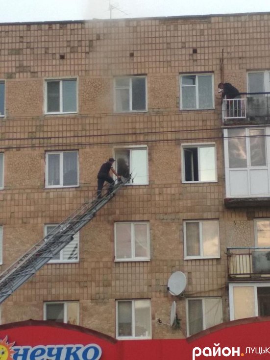 У луцькій багатоповерхівці спалахнула пожежа. ФОТО