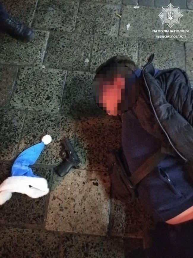 П'яний чоловік в шапці Діда Мороза влаштував стрілянину в центрі Львова. ФОТО