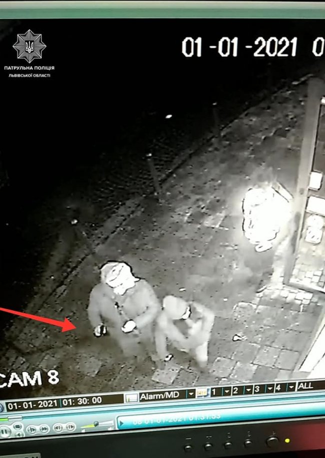 П'яний чоловік в шапці Діда Мороза влаштував стрілянину в центрі Львова. ФОТО