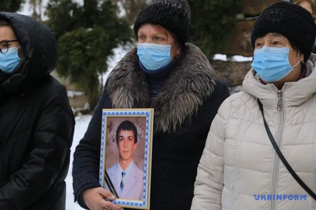 У львівському парку встановили копію вежі Донецького аеропорту. ФОТО