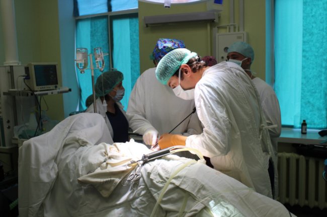 Волинські медики одномоментно провели одразу дві операції пацієнту з пухлиною нирки. ФОТО