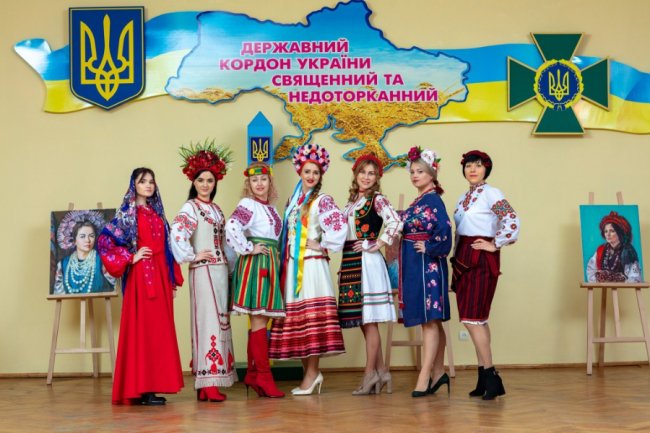 На виставці у Луцькому прикордонному загоні представили портрети молодиць з різних регіонів України. ФОТО