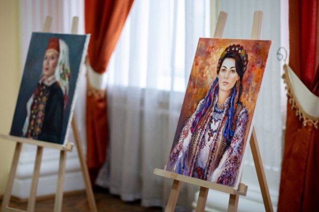 На виставці у Луцькому прикордонному загоні представили портрети молодиць з різних регіонів України. ФОТО