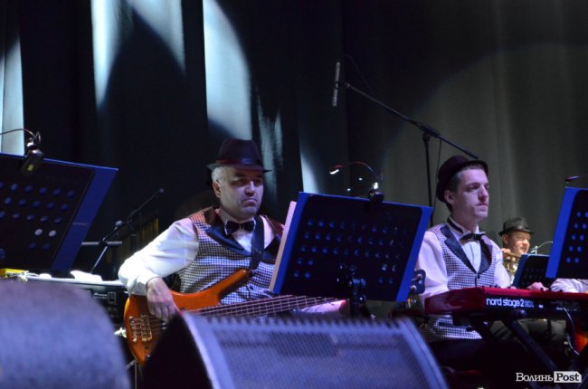 Новорічні хіти та казкова енергетика: як лучан розважали LeoBand Orchestra. ФОТОРЕПОРТАЖ