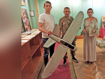 Музею на Волині передали збитий безпілотник та уламки ворожої ракети