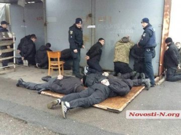 У Миколаєві банда з 18 осіб намагалась пограбувати ринок. ФОТО