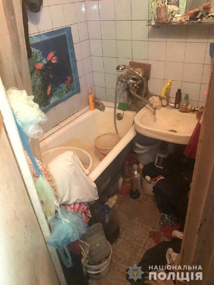 З неблагополучної родини вилучили 2-річну дівчинку, яка жила серед мотлоху. ФОТО