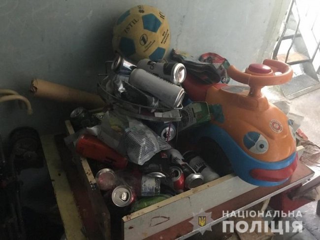 З неблагополучної родини вилучили 2-річну дівчинку, яка жила серед мотлоху. ФОТО