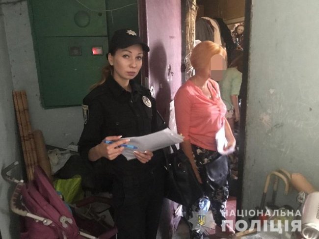 З неблагополучної родини вилучили 2-річну дівчинку, яка жила серед мотлоху. ФОТО