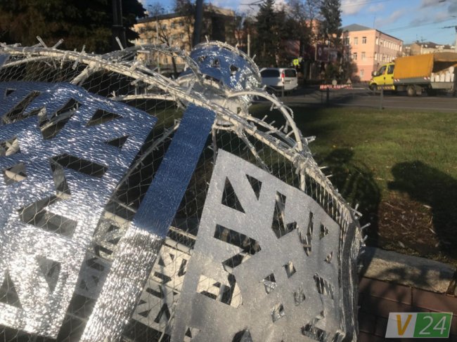 На Театральному майдані встановили новорічну інсталяцію. ФОТО