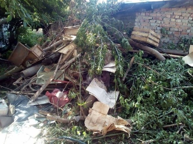 У Луцьку знесли сараї-смітники