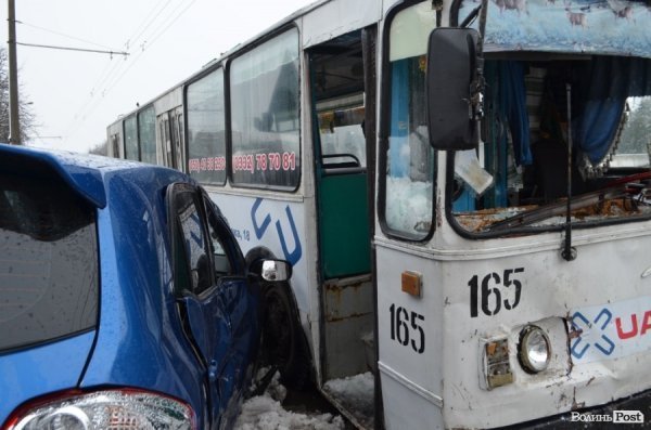 Аварія у Луцьку: авто в’їхало в тролейбус із пасажирами. ФОТО. ВІДЕО