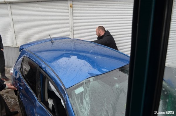Аварія у Луцьку: авто в’їхало в тролейбус із пасажирами. ФОТО. ВІДЕО