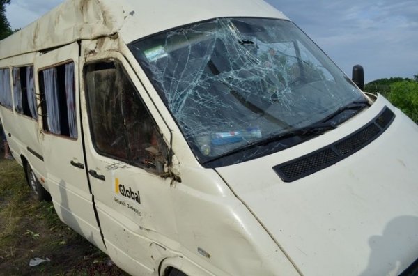 На Харківщині перекинувся автобус із людьми. ФОТО