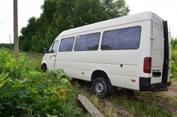 На Харківщині перекинувся автобус із людьми. ФОТО
