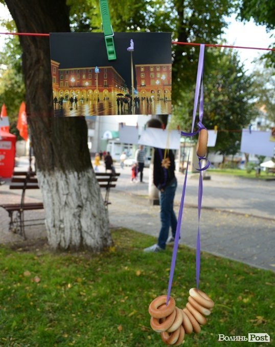 Фото на мотузках: у Луцьку стартувала мистецька «Сушка». ФОТО  