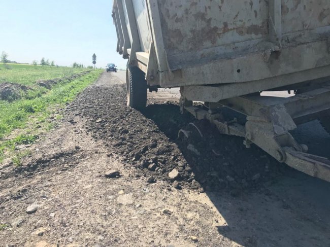На Волині зламаний причіп пошкодив асфальт. ФОТО