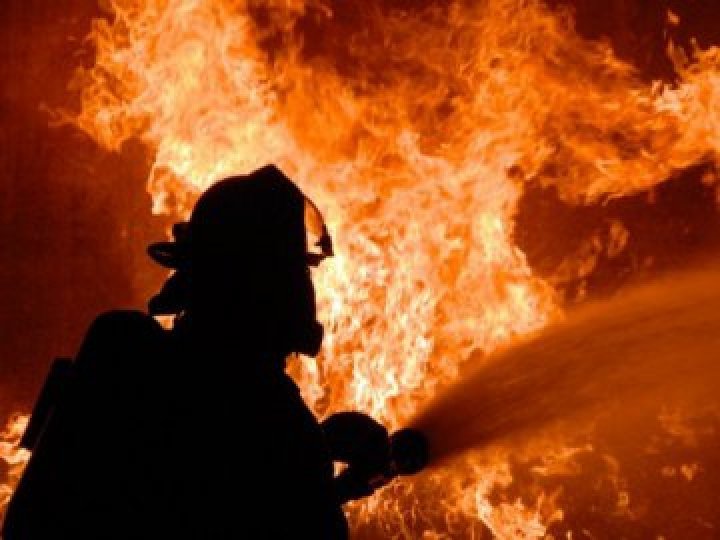 Із охопленої полум’ям квартири у Луцьку врятували чоловіка