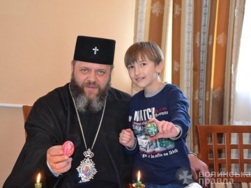 Луцькі дітлахи створювали писанки у товаристві митрополита