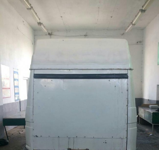 Контрабандні цигарки умільці заховали у подвійній стелі буса. ВІДЕО