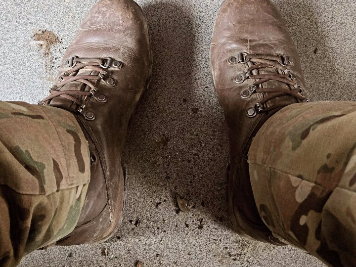 «Це ми дякуємо. Кожного дня»: «Укрзалізниця» відповіла воїну, який їхав з фронту потягом і перепросив за брудні берці