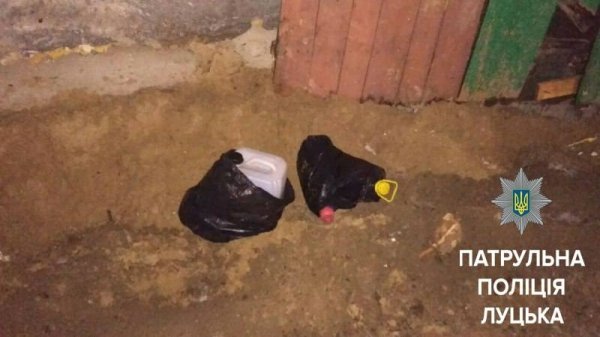 У Луцьку зловили чоловіків, які зливали бензин з машин