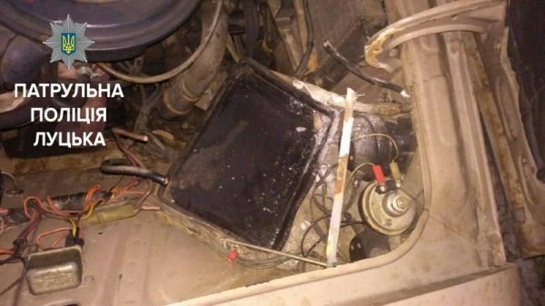 У Луцьку зловили чоловіків, які зливали бензин з машин